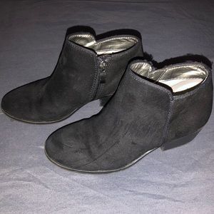 Girl’s black ankle boots